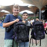 Vinzent K&ouml;rber und Mile Glisic freuen sich &uuml;ber ihren Rucksack.