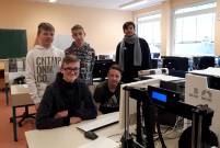 Sch&uuml;ler mit dem neuen 3D-Drucker